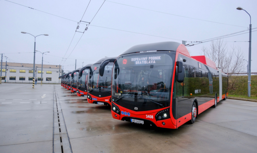 Dopravný podnik Bratislava nasadil na linky MHD osem nových kĺbových autobusov na plynový pohon